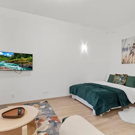 Garden Haven In Old Town Appartamento *